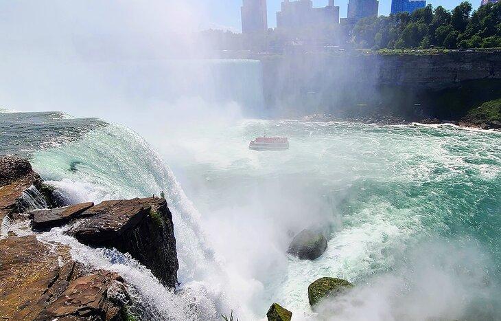 Un barco de avistamiento acercándose a las Cataratas en forma de herradura
