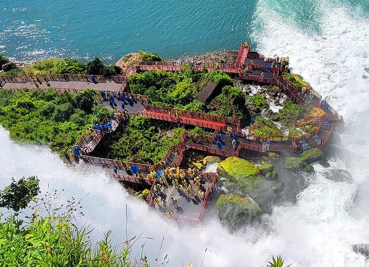 La plataforma de observación de la Cueva de los Vientos bajo las Cataratas Bridal Veil