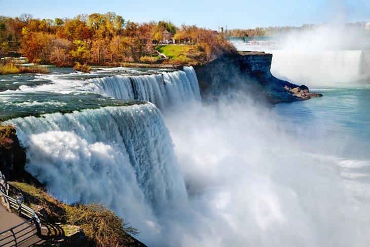 Vista de las Cataratas Americanas en el Parque Estatal de las Cataratas del Niágara