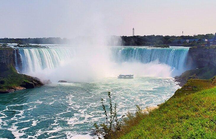 Vista de las Cataratas en forma de herradura y Maid of the Mist desde Canadá