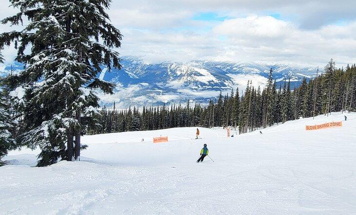 Esquiadores en las laderas de Revelstoke