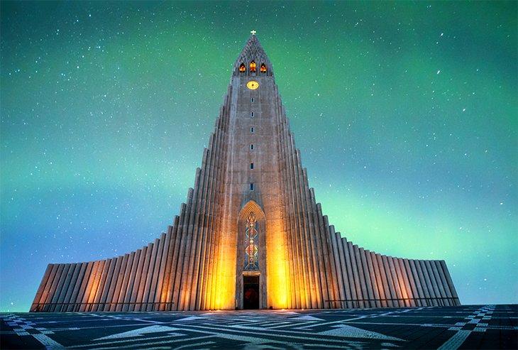 Hallgrimskirkja Kirche bei Nacht