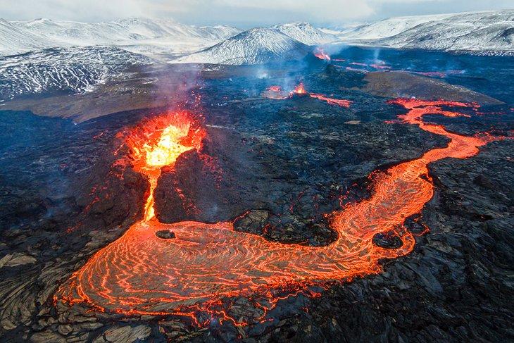 Lava, die vom Mount Fagradalsfjall fließt