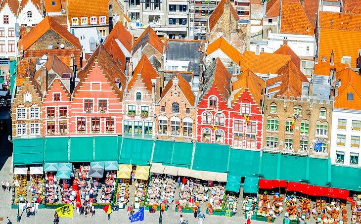 Vue aérienne de la place Markt à Bruges