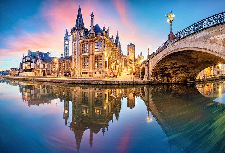 Canal dans la vieille ville de Gand, Belgique
