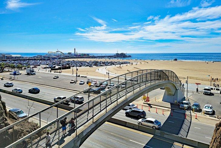 Pont piéton vers la plage de l'État de Santa Monica Nord