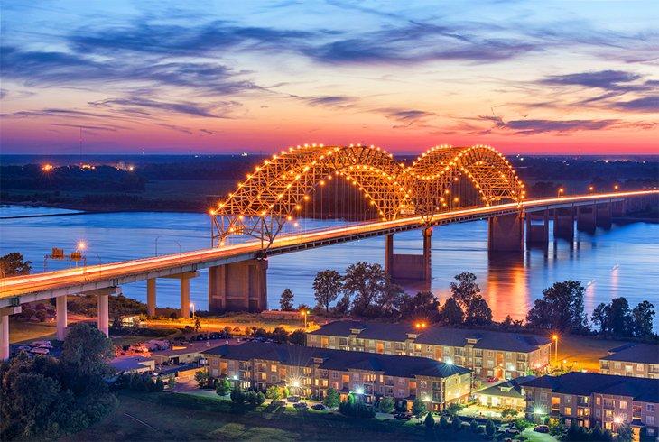 Puente Hernando de Soto al atardecer