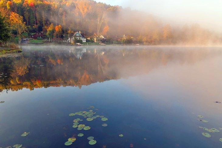 Lago Rock en una mañana brumosa