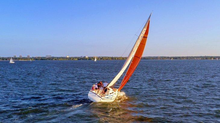 Un velero en el Lago Hefner
