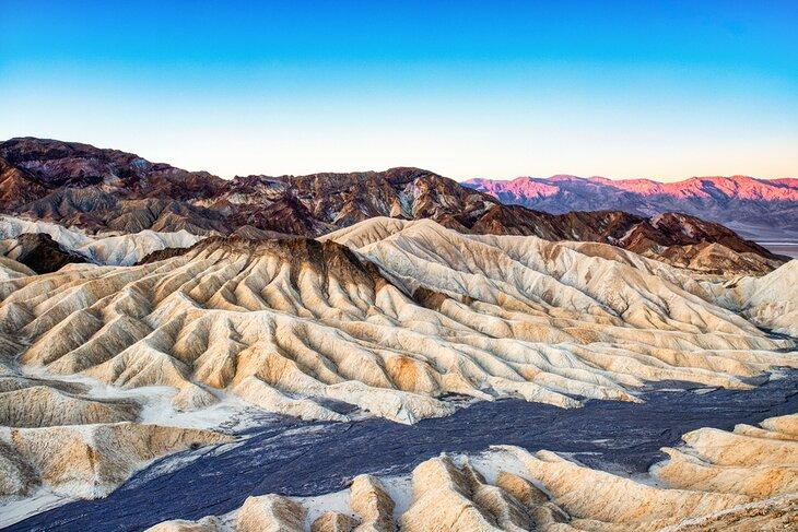 Zabriskie Point im Death Valley Nationalpark bei Sonnenuntergang