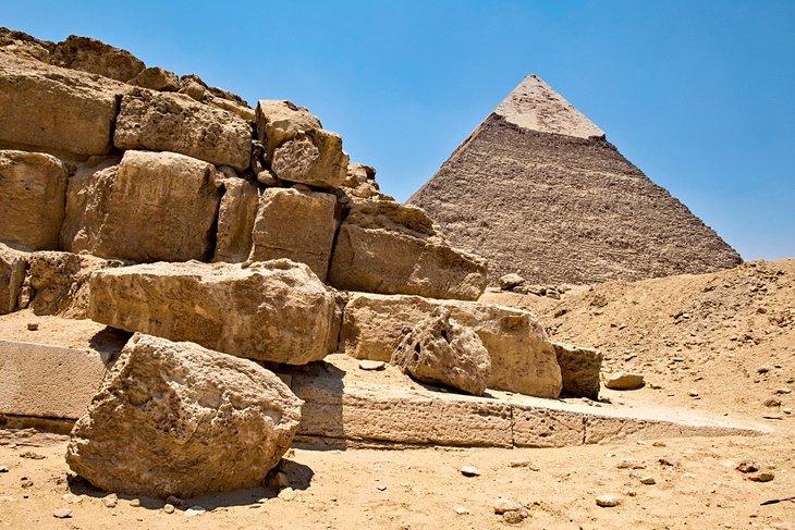 Pyramide de Khéops et ruines au cimetière Ouest