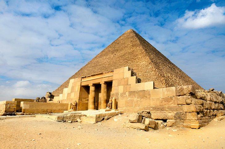 Mastaba von Seshemnufer IV mit der Großen Pyramide im Hintergrund