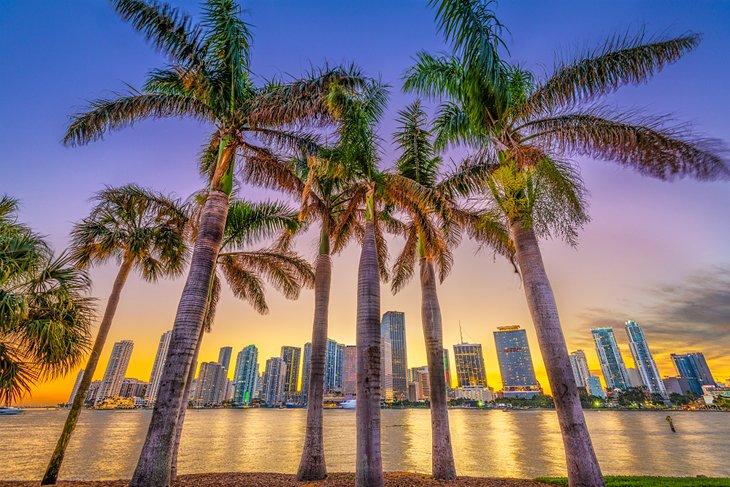 Blick über die Biscayne Bay nach Miami bei Dämmerung