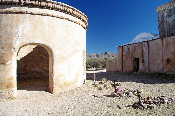 Estructuras y tumbas en el Parque Histórico Nacional Tumacácori