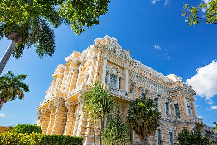Museo de Historia Natural y Palacio Cantón