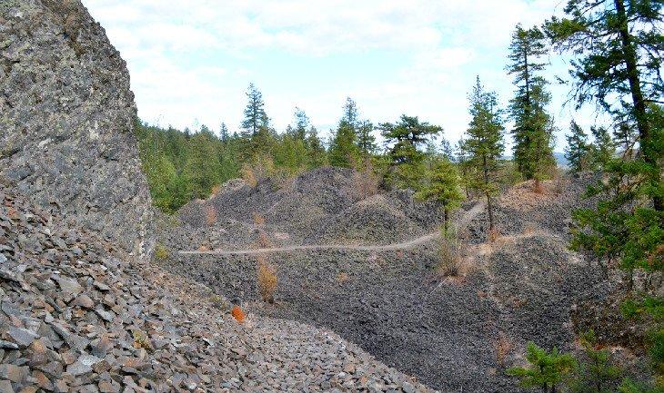 Campo de rocas basálticas en Deep Creek Canyon