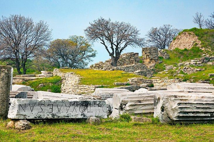 Columnas y ruinas en Troya