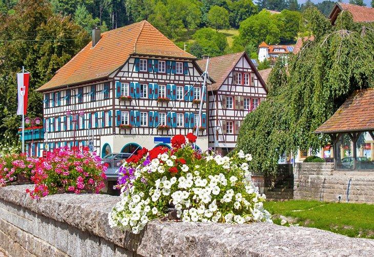 Casas pintorescas y flores en Schiltach