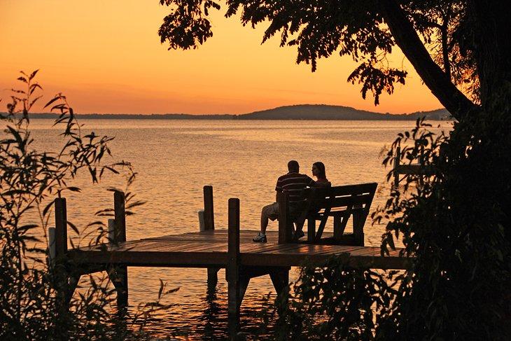 Una pareja disfrutando del atardecer en el Lago Verde