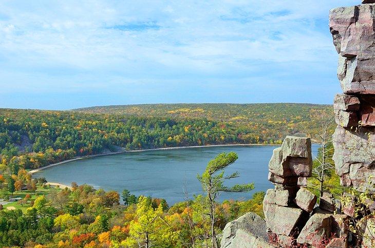 Vista del Lago del Diablo en otoño