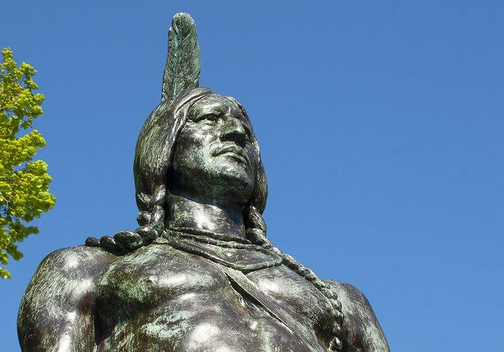 Estatua de Massasoit en Plymouth