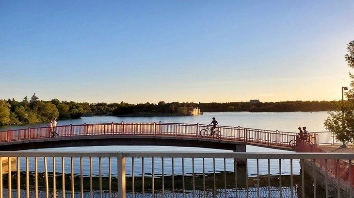 Pont dans le parc Wascana