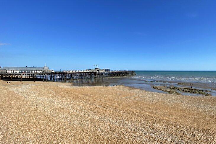 Muelles y playa en Hastings