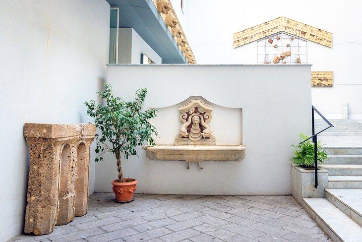 Pequeño patio en el Museo Arqueológico Regional Antonino Salinas