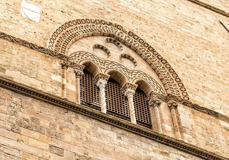 Ventana con incrustaciones de piedra de lava, Palacio Chiaramonte