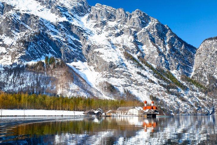 Iglesia de San Bartolomé en el lago Königssee, Parque Nacional de Berchtesgaden