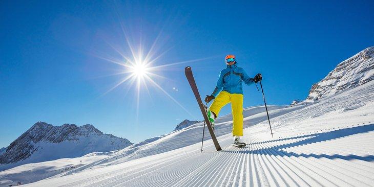 Esquiador disfrutando de la nieve recién preparada en la montaña Zugspitze