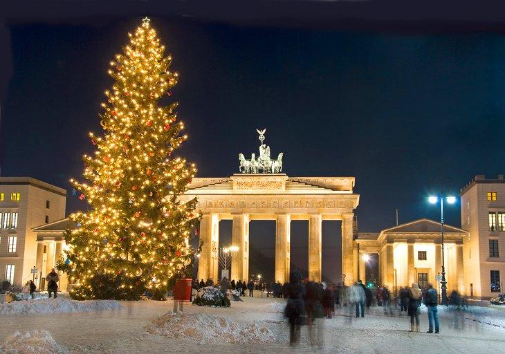 Árbol de Navidad y la Puerta de Brandeburgo
