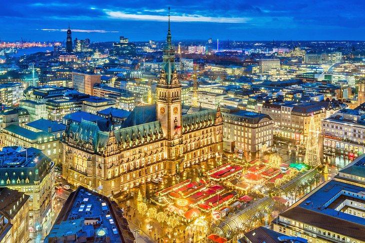 Vista aérea de Hamburgo y el mercado de Navidad