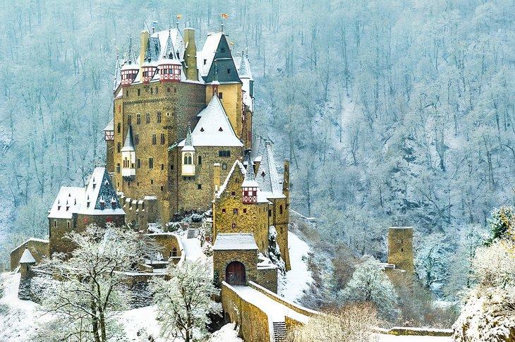 Castillo de Eltz en invierno en el valle del Mosela