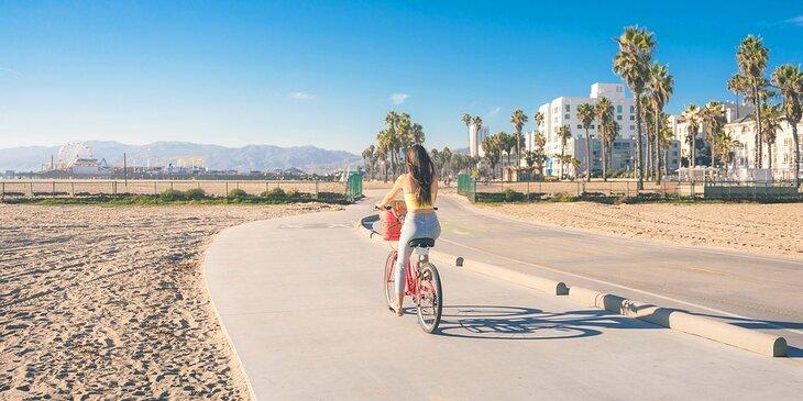 Montar en bicicleta junto a la playa en Santa Mónica