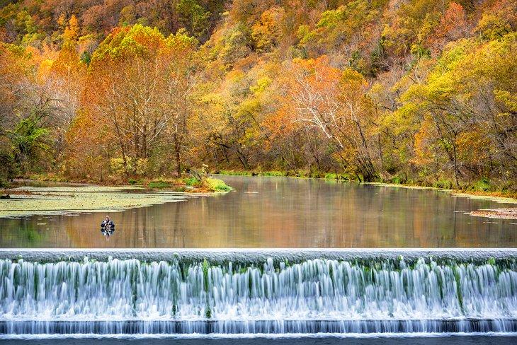 Pesca en otoño en Bennett Spring State Park