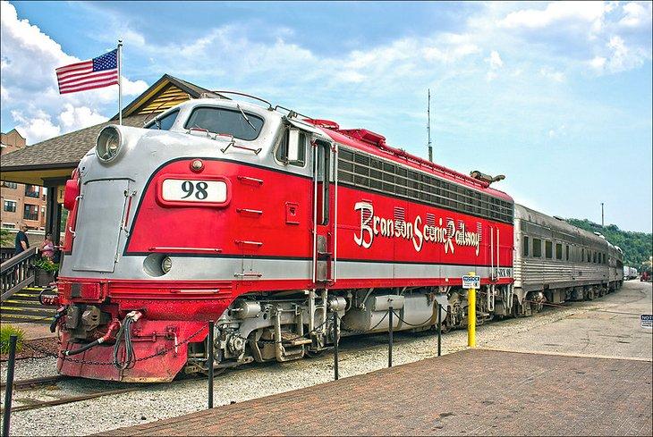 Branson Scenic Railroad | <a rel="nofollow noopener noreferrer" target="_blank" class="cc16_b" href="https://www.flickr.com/photos/iip-photo-archive/">GPA Photo Archive</a> / foto modificada