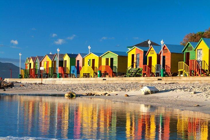 Coloridas cabañas de playa en St. James Beach