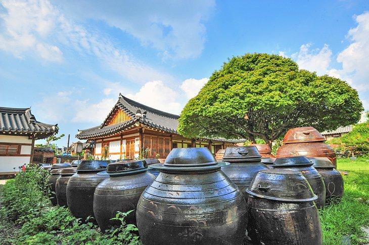 Casa tradicional con jarros de almacenamiento en Jeonju