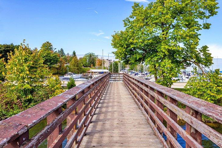 Pont piétonnier sur l'embouchure de la rivière Beaver