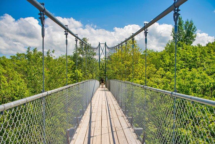 Pont suspendu, Aventures dans les grottes pittoresques