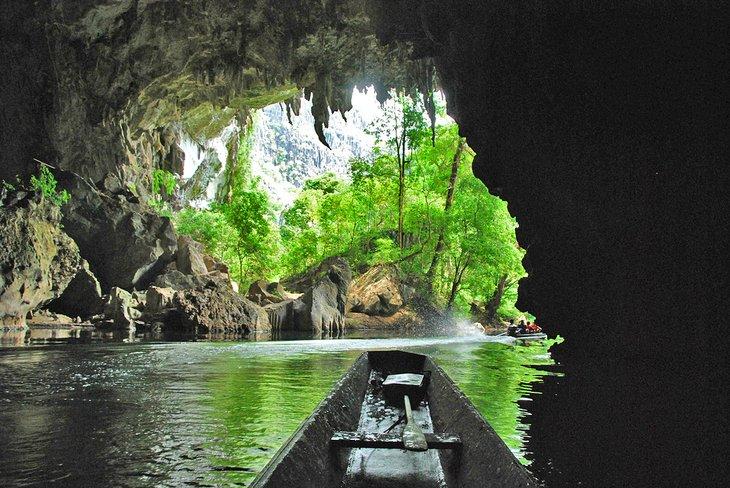 Promenade en bateau à travers les Grottes de Kong Lor