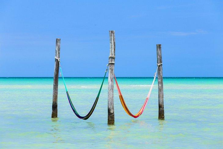 Hammocks au-dessus de l'eau à Isla Holbox