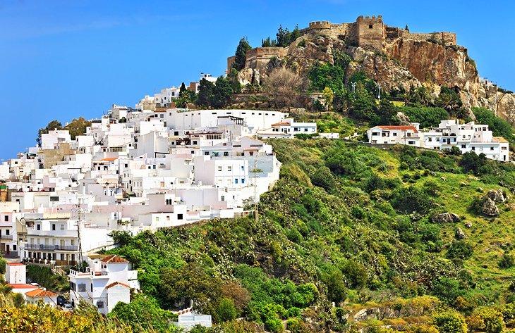 Village en hauteur de Salobreña près de la mer Méditerranée