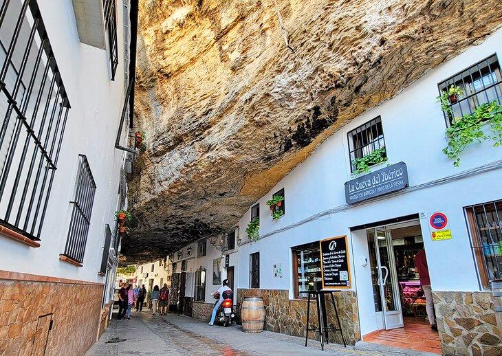 Rue à Setenil de las Bodegas