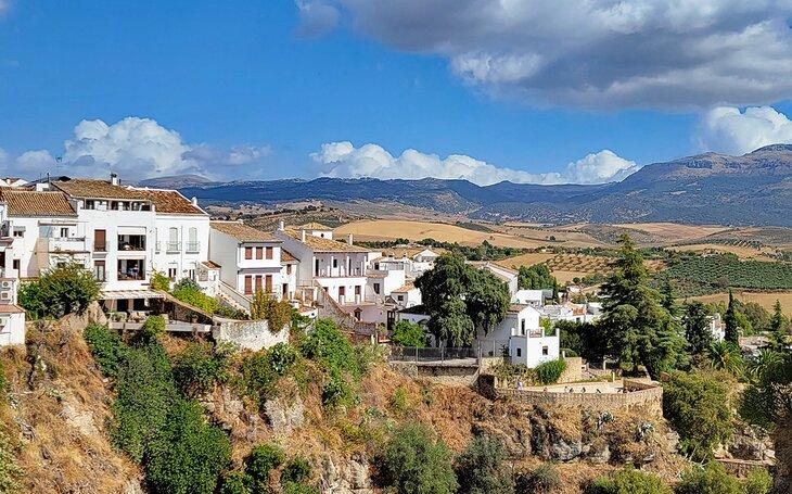 Bâtiments blancs bordant le ravin à Ronda