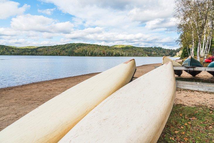 Canoës sur la plage dans le Parc provincial d'Arrowhead