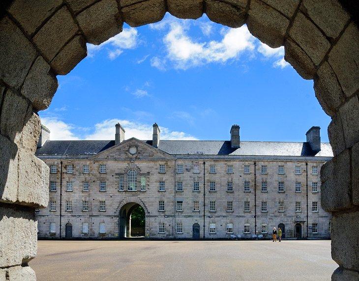 Museo Nacional de Irlanda - Artes Decorativas e Historia (Collins Barracks)