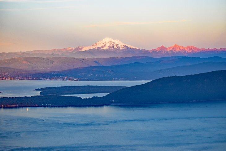 Mount Baker bei Dämmerung vom Mount Constitution im Moran State Park
