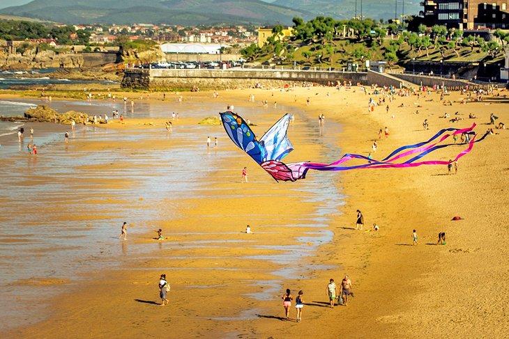 Un cometa volando en la Playa del Sardinero